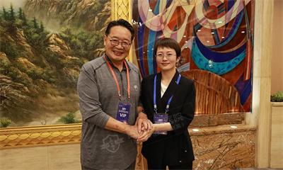 王色蓉醫(yī)生與臺(tái)灣振興醫(yī)學(xué)核心林孝羲醫(yī)生合影留念